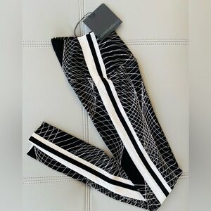 NWT! NORMA KAMALI
Side Stripe Legging
in Electric Circus
Black/White
Size: XXS